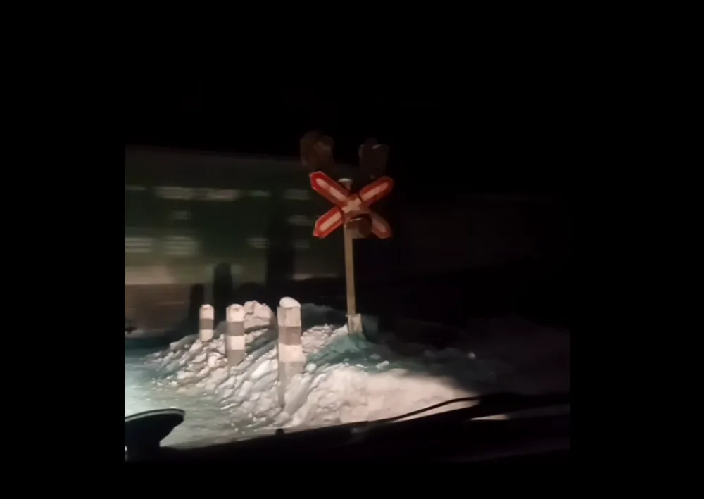 Залізничний переїзд узимку вночі