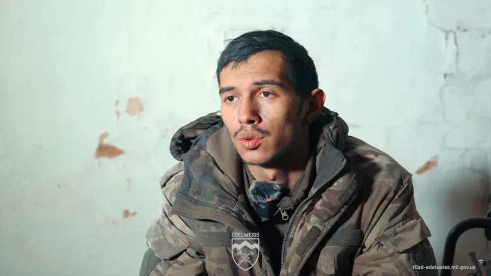 Військовий у камуфляжі говорить у приміщенні