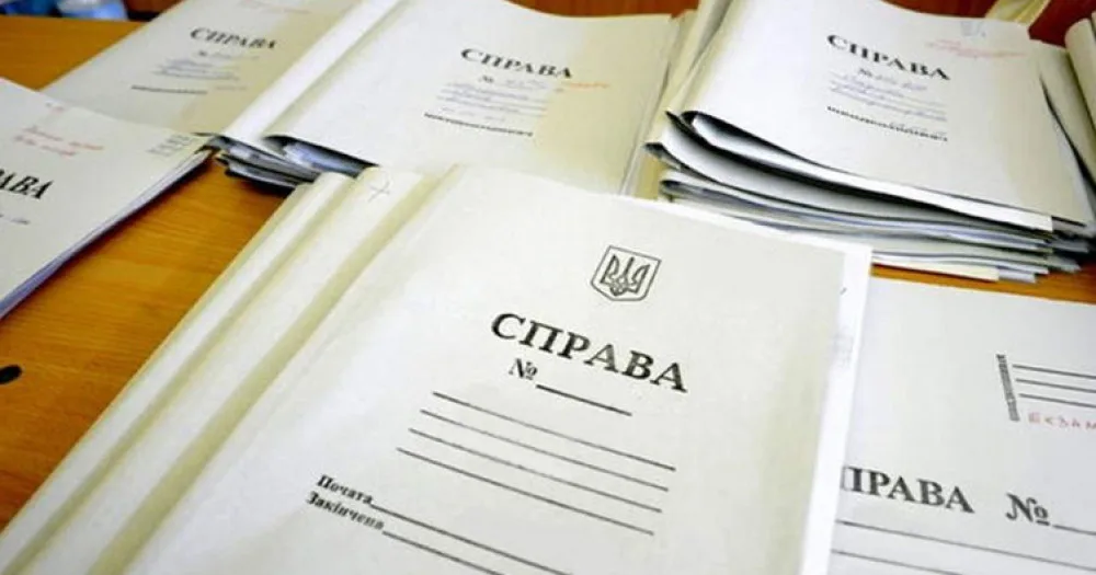 Папки зі справами на столі