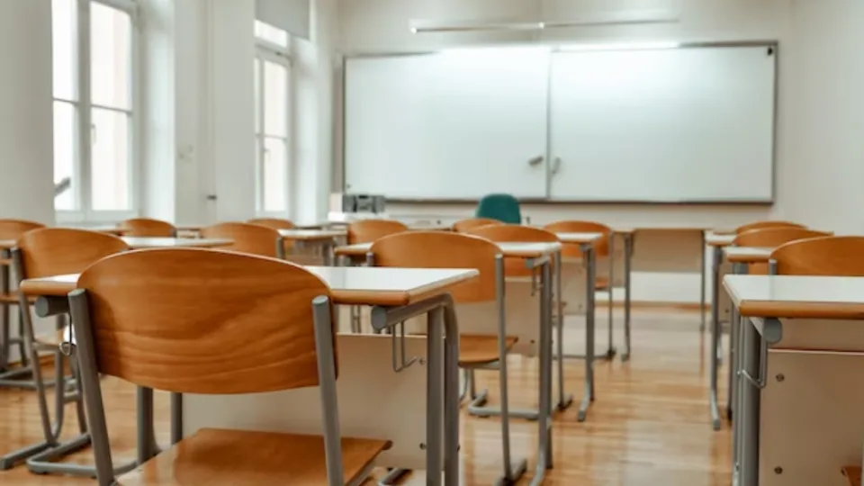 Порожній клас із партами та дошкою