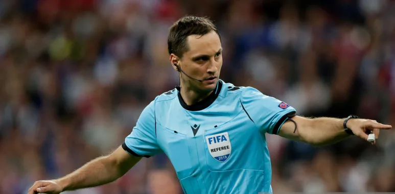 Футбольний арбітр під час матчу