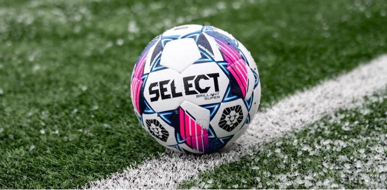 Футбольний м'яч на зеленому полі