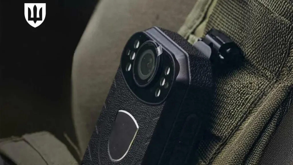 Нагрудна камера на військовій формі