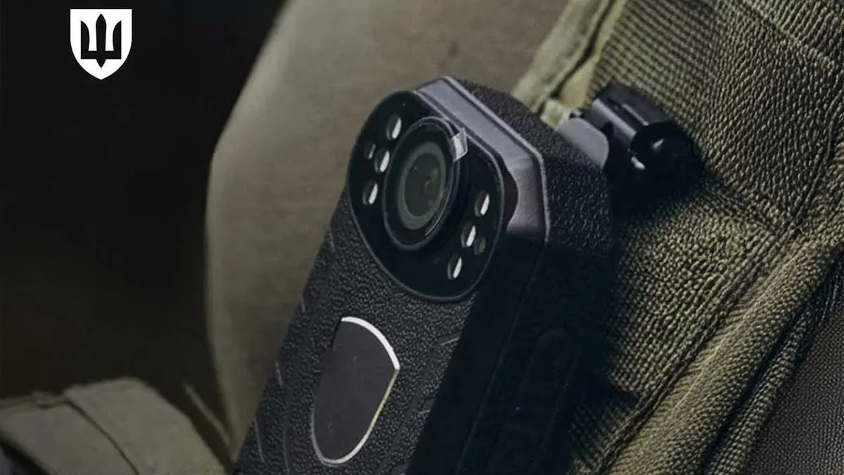 Нагрудна камера на військовій формі