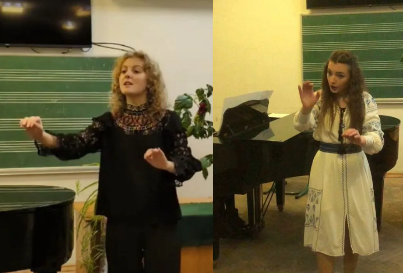 Дві жінки диригують перед фортепіано у класі