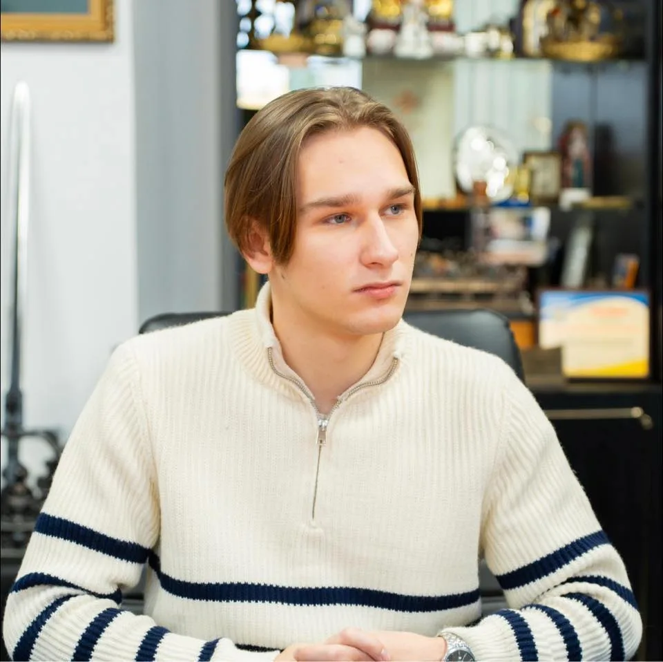 Молодий чоловік сидить у кабінеті за столом