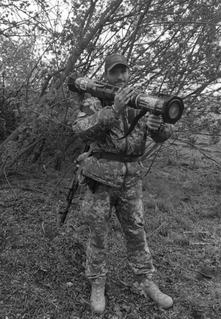 Військовий у камуфляжі тримає гранатомет у лісі