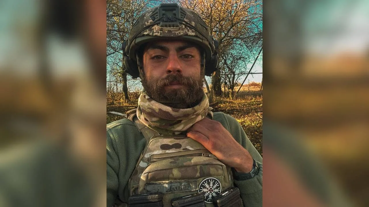 Військовий у камуфляжі на природі восени