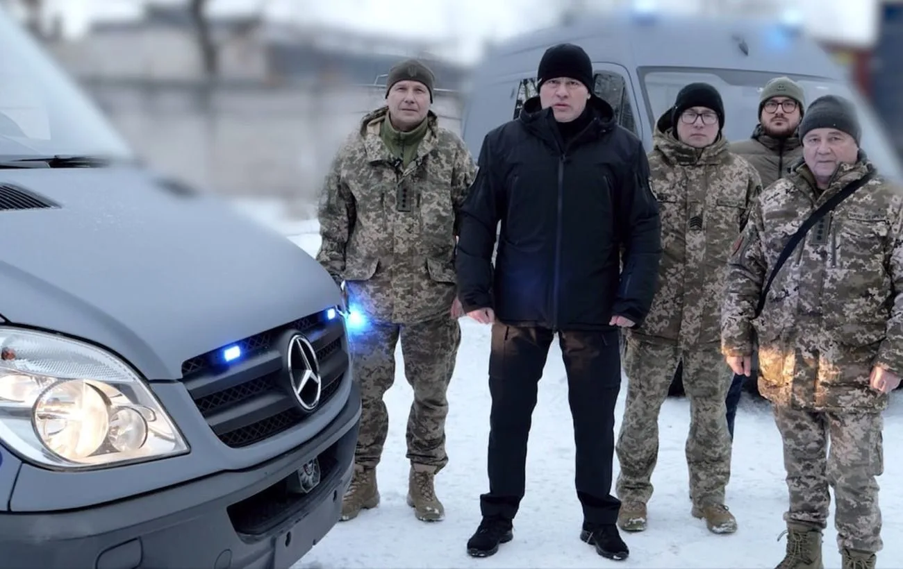 Військові поруч із мікроавтобусом на снігу