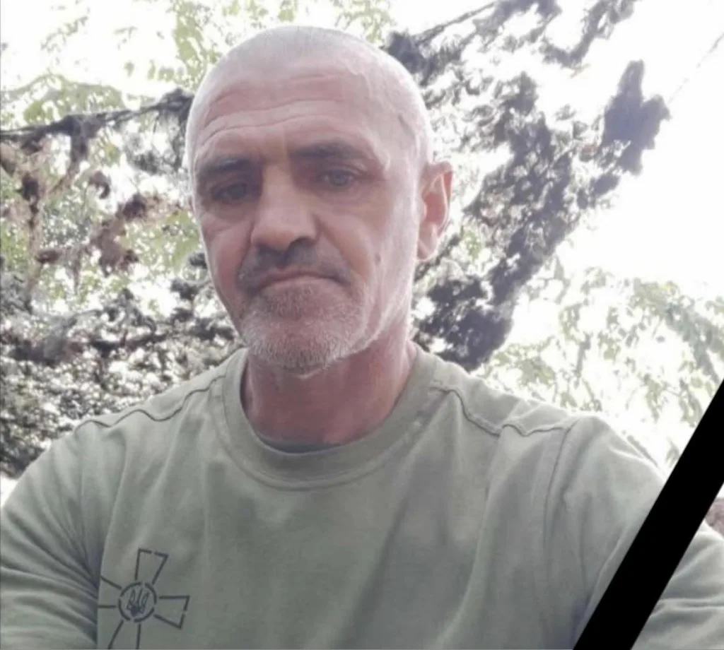 Чоловік у зеленій формі на вулиці