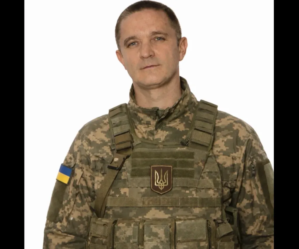 Український військовий у камуфляжній формі