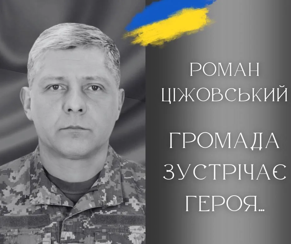 Військовий у формі на тлі прапора України