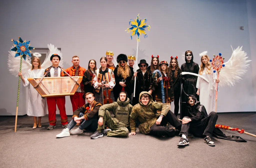 Група людей у традиційних українських різдвяних костюмах