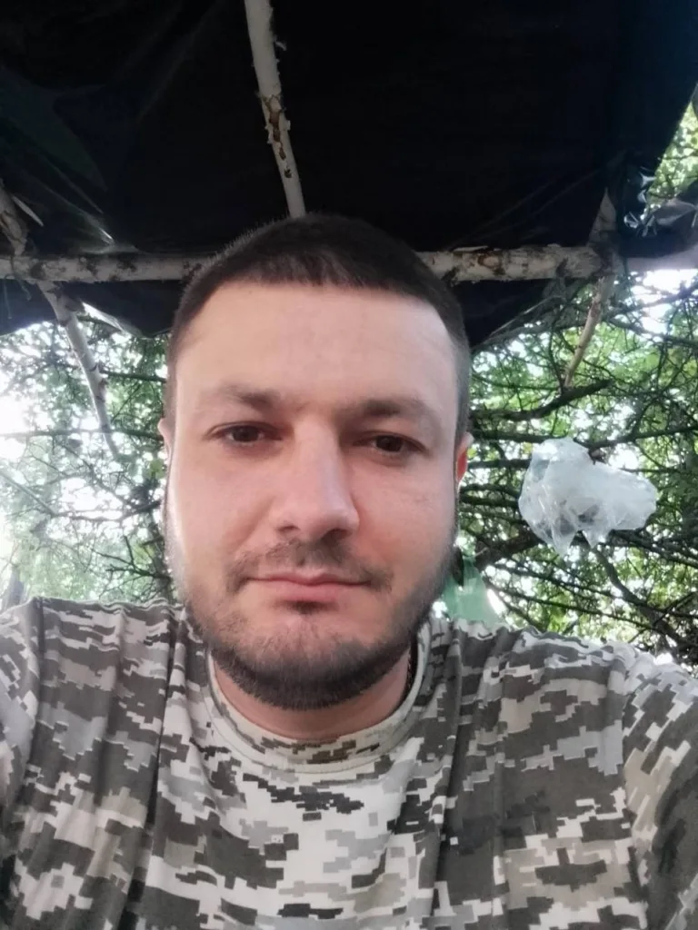 Чоловік у камуфляжній формі на природі