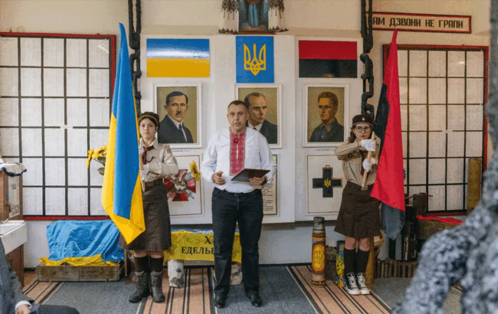 Українська патріотична церемонія з прапорами та портретами