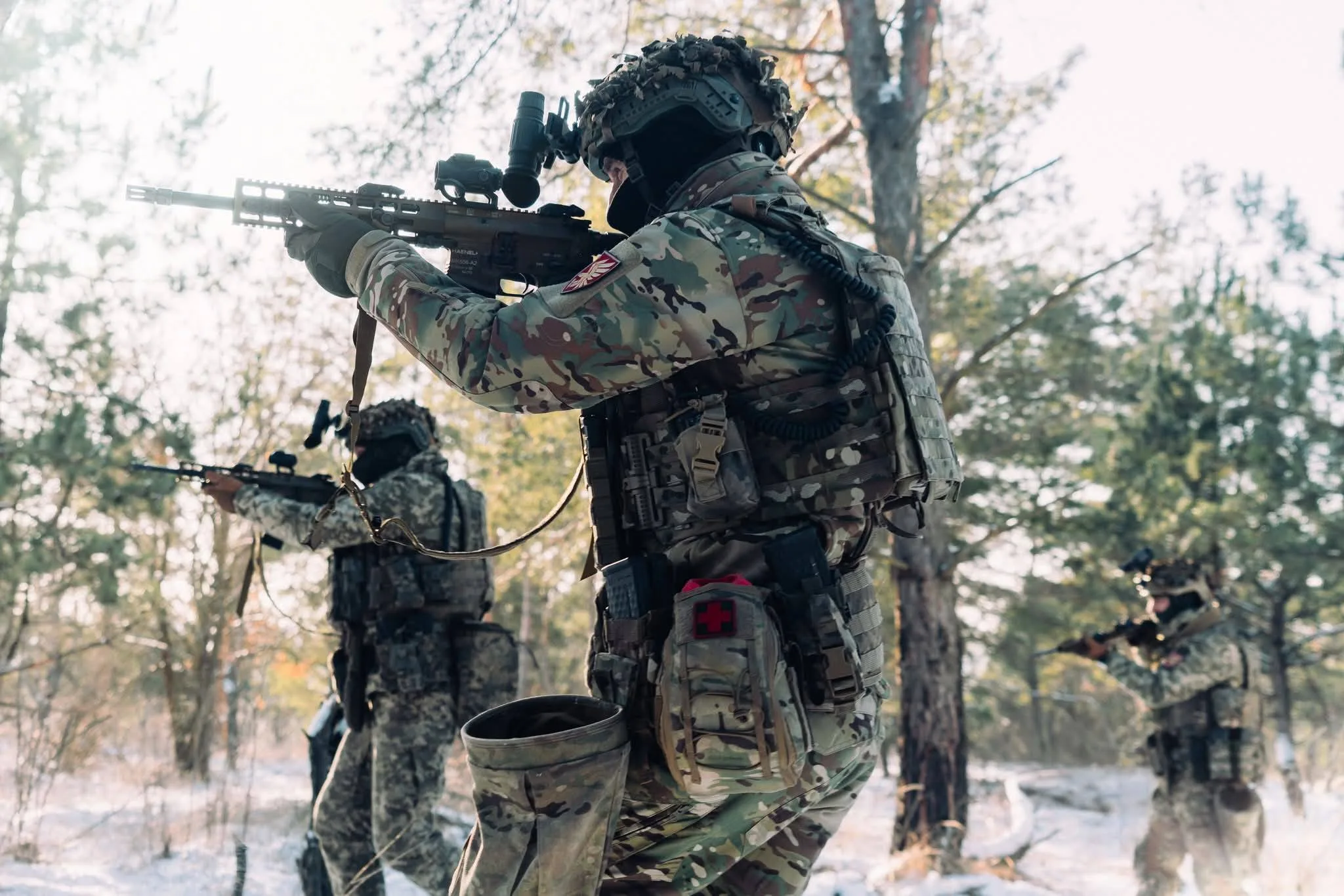 Військові підрозділи тренуються в зимовому лісі