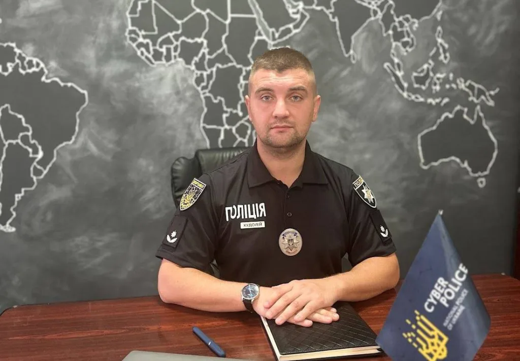 Працівник кіберполіції України за робочим столом