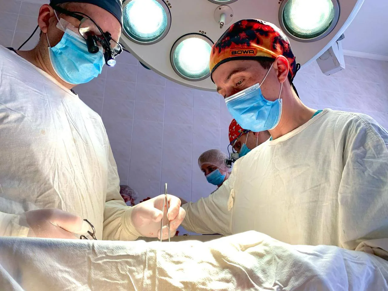 Хірурги виконують операцію у стерильній операційній