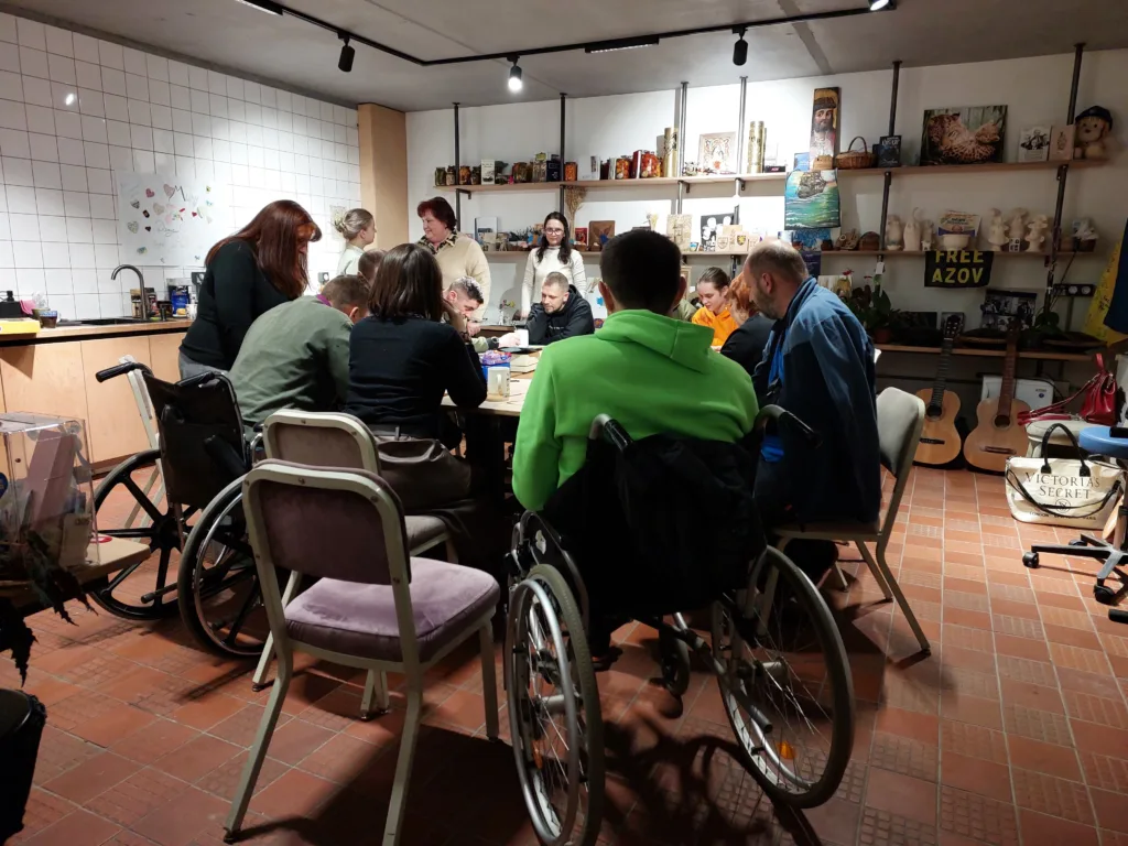 Люди у візках беруть участь у творчому заході