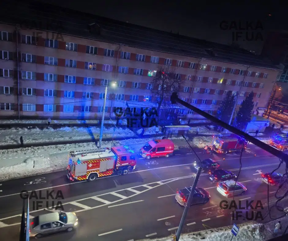 Пожежні машини біля багатоповерхівки вночі