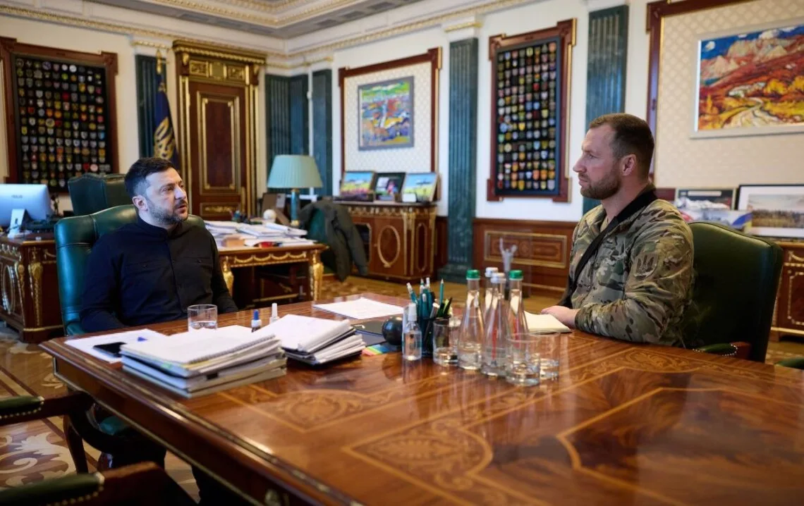 Двоє чоловіків обговорюють за столом у кабінеті