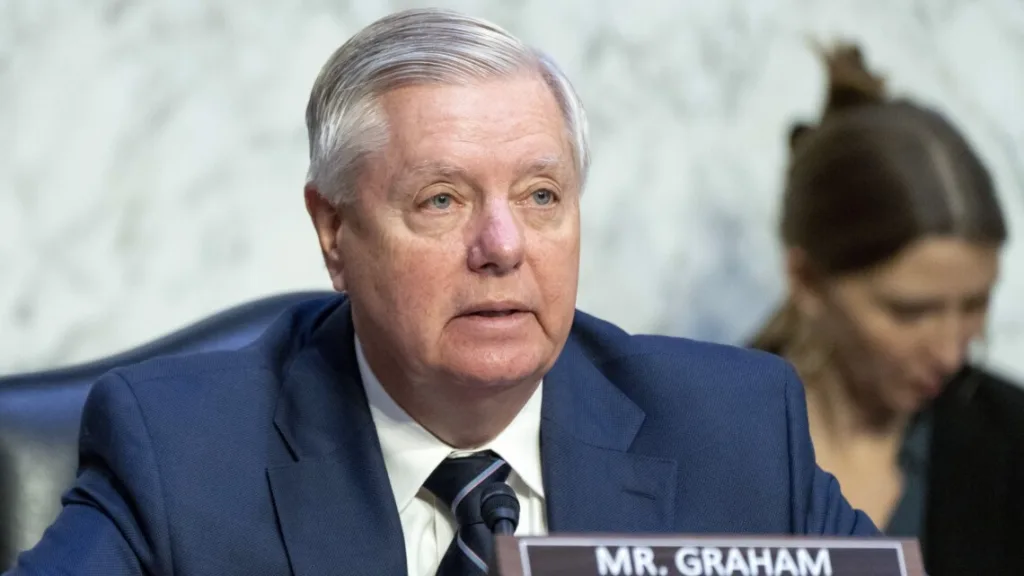 Чоловік у костюмі говорить на засіданні