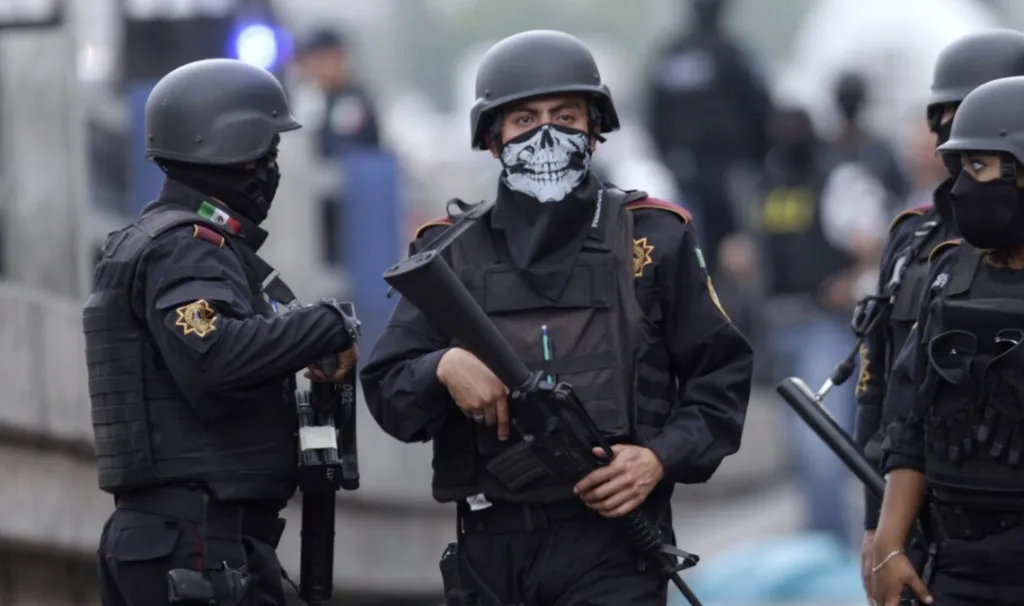 Озброєні поліцейські у захисному спорядженні на вулиці