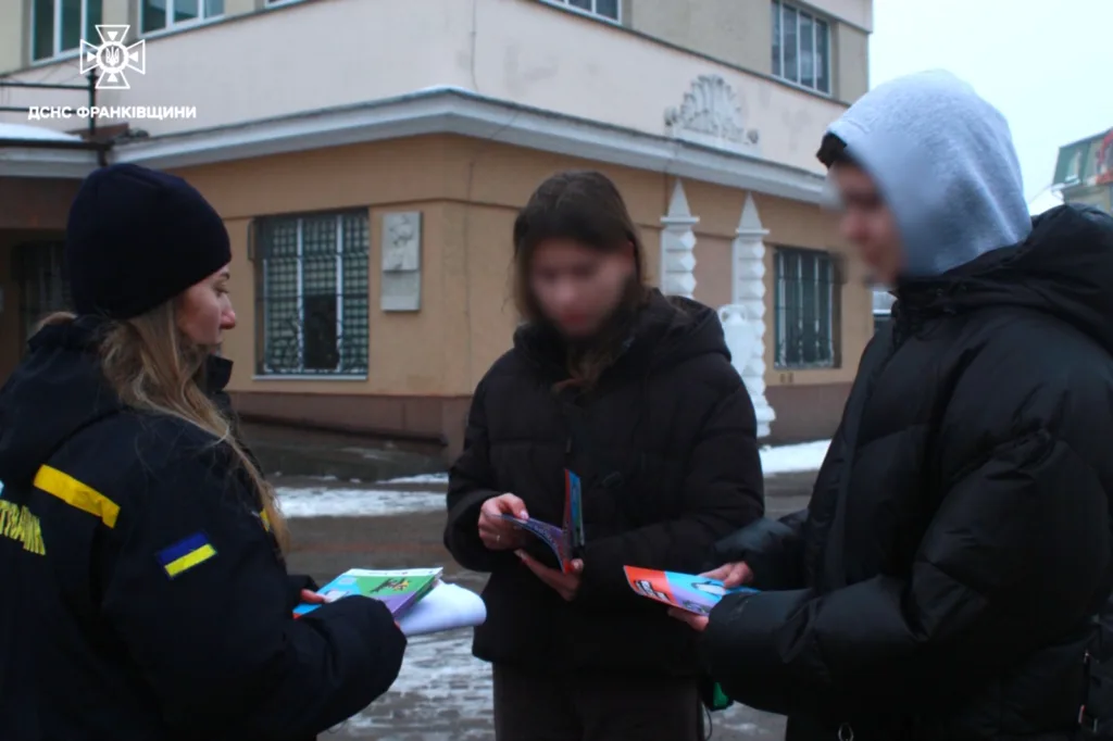 Рятувальники проводять інформаційну бесіду на вулиці