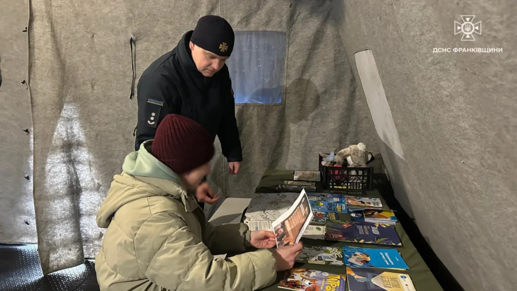 Рятувальник проводить інформаційний захід у наметі