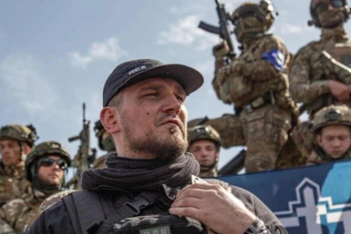 Українські військові стоять разом на позиціях