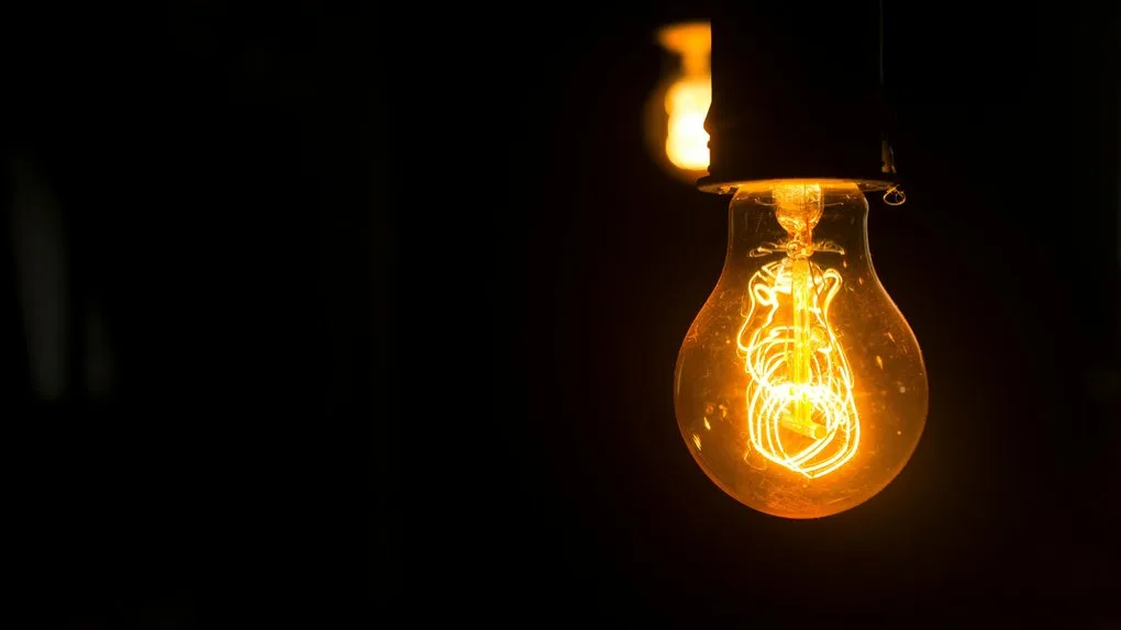 Світиться лампочка в темряві