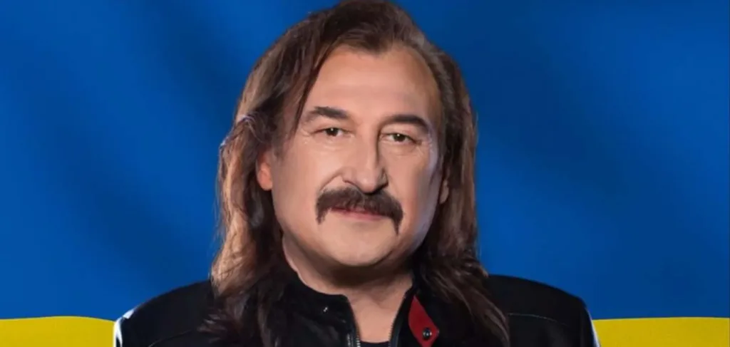 Чоловік перед українським прапором