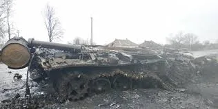 Знищений танк на узбіччі дороги