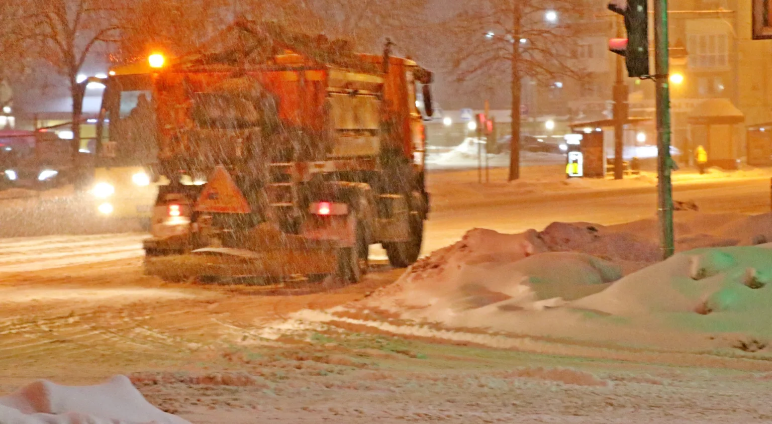 Снігоприбиральна машина працює на зимовій вулиці