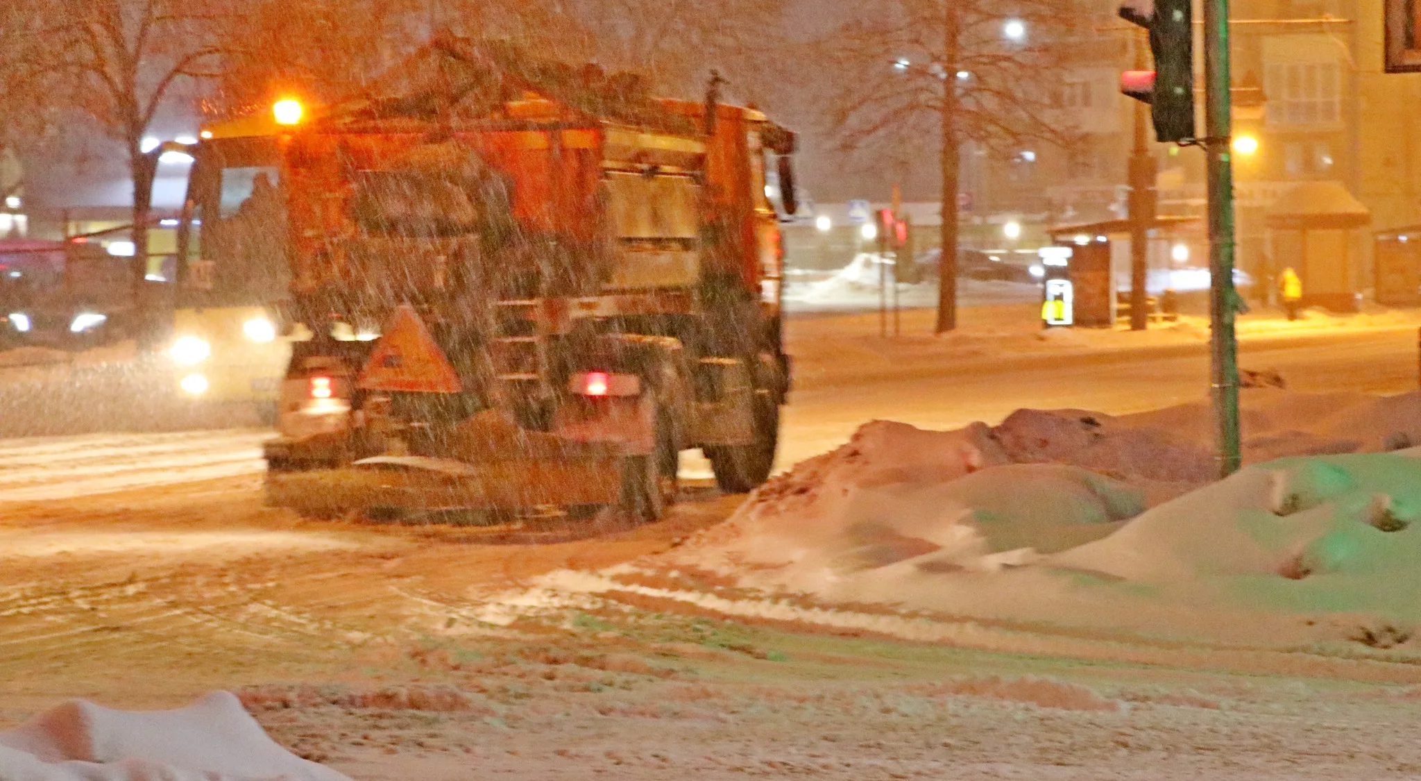 Снігоприбиральна машина працює на зимовій вулиці