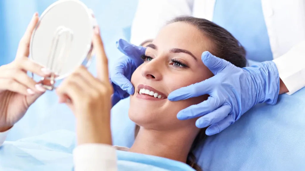 Жінка усміхається після стоматологічного огляду