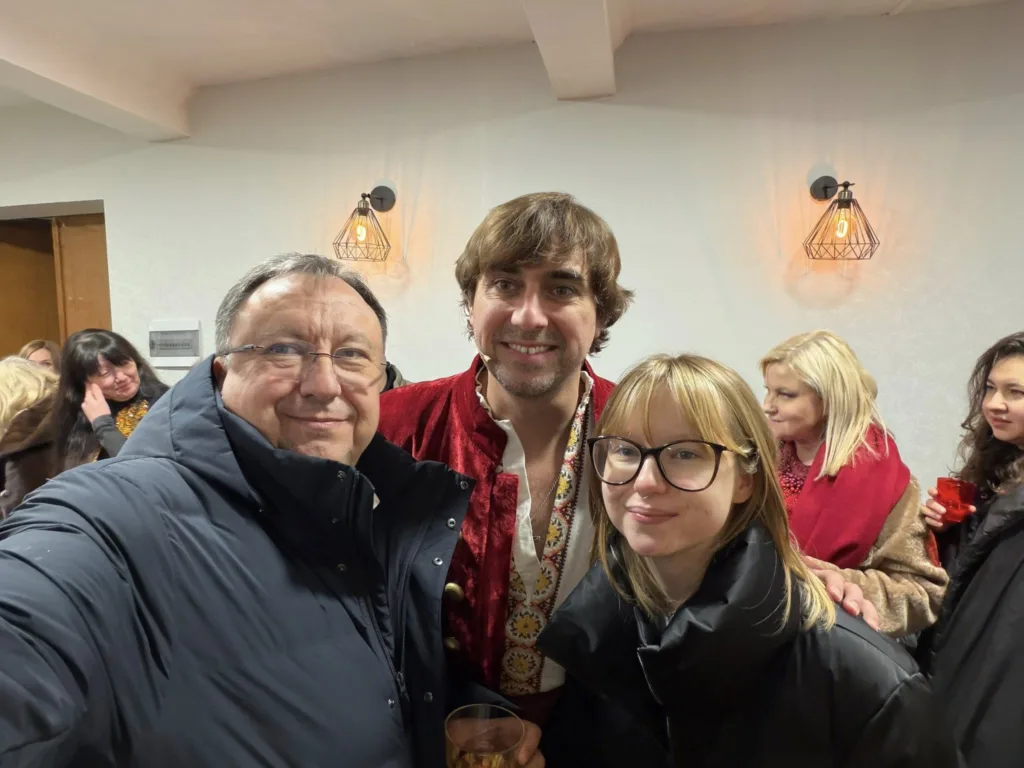 Люди святкують у теплому приміщенні