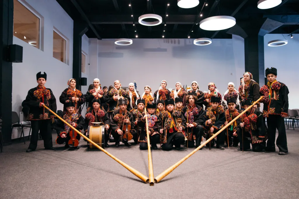 Український ансамбль у традиційному гуцульському вбранні