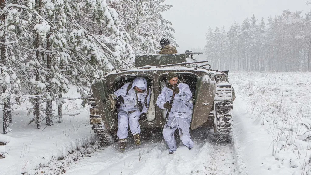 Військові виходять з бронетехніки в зимовому лісі