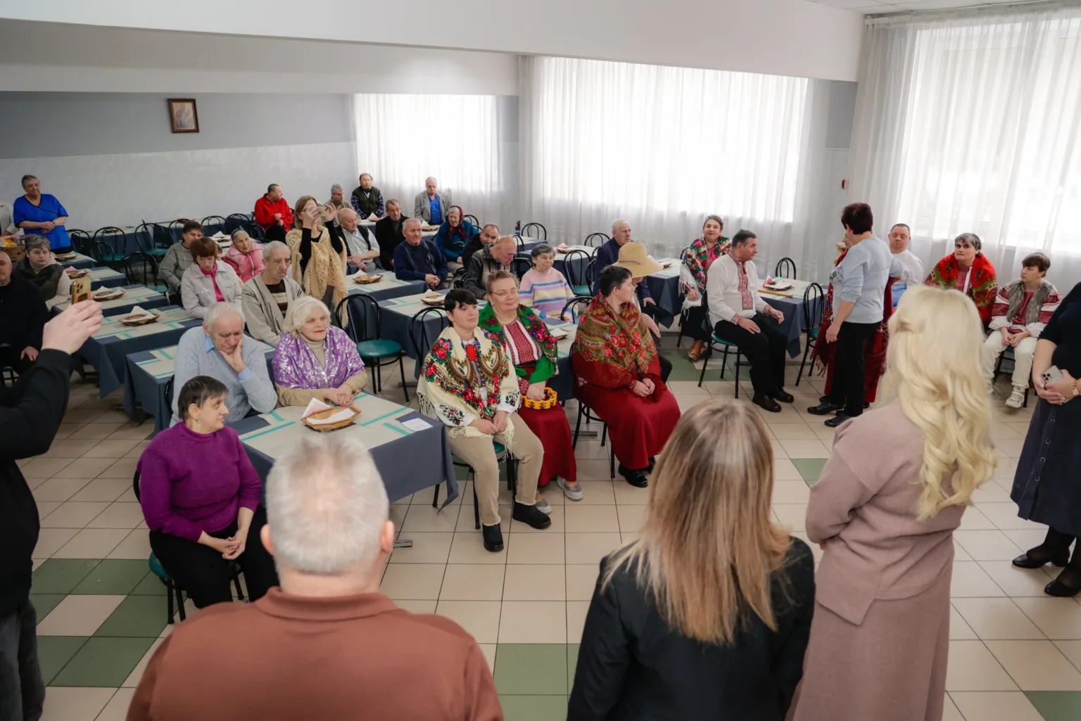 Зустріч людей у святковому залі будинку культури