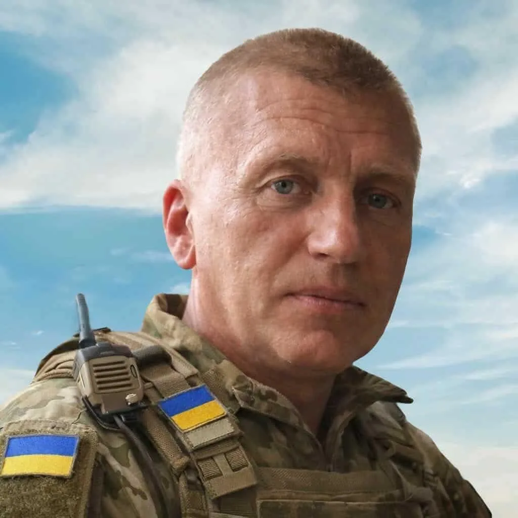 Український військовий у формі на фоні неба