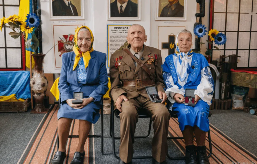 Українські ветерани отримують нагороди в музеї