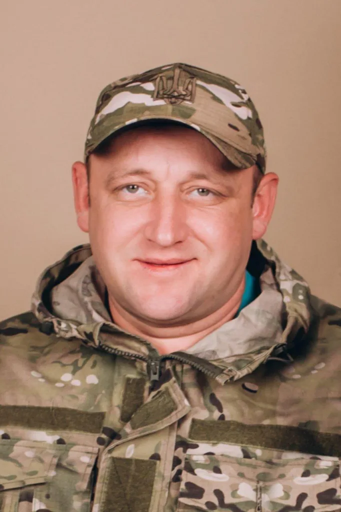 Український військовий у камуфляжній формі