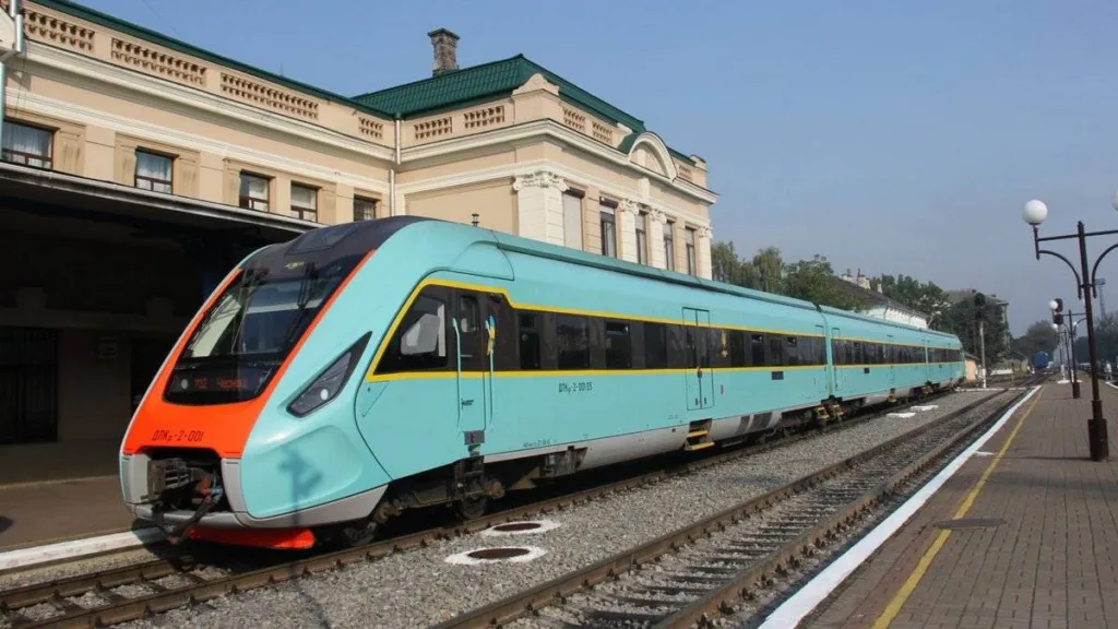 Сучасний потяг на залізничній станції України