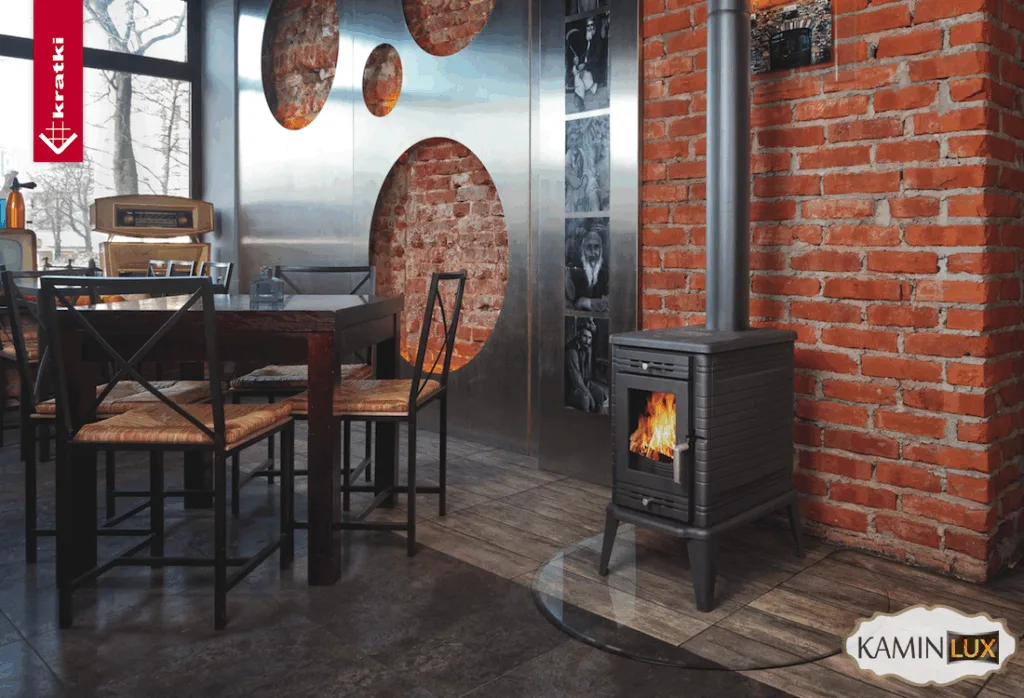 Сучасна піч у стильній вітальні з цегляною стіною