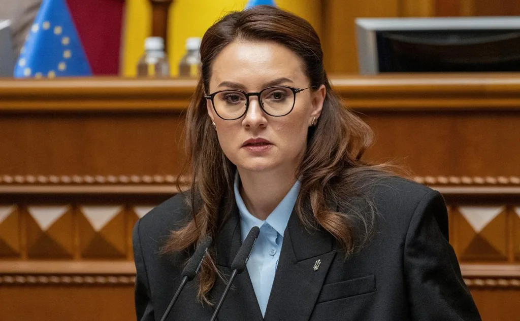 Жінка виступає на трибуні у парламенті України