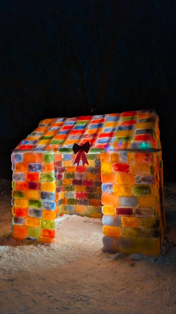 Барвистий будинок із льодових цеглин уночі