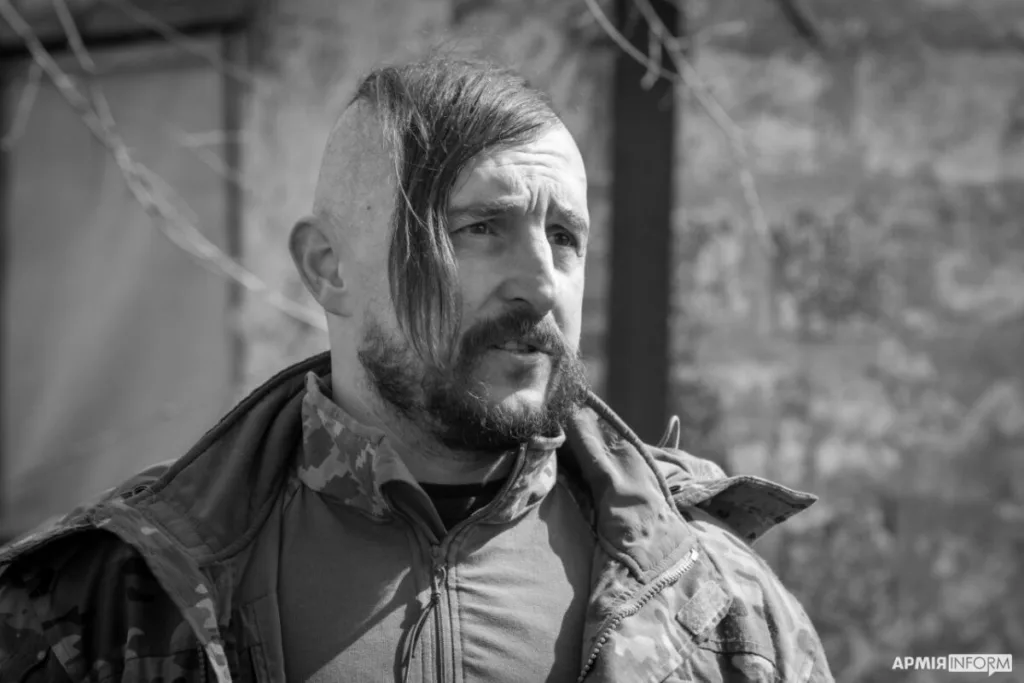 Український військовий у камуфляжі на вулиці