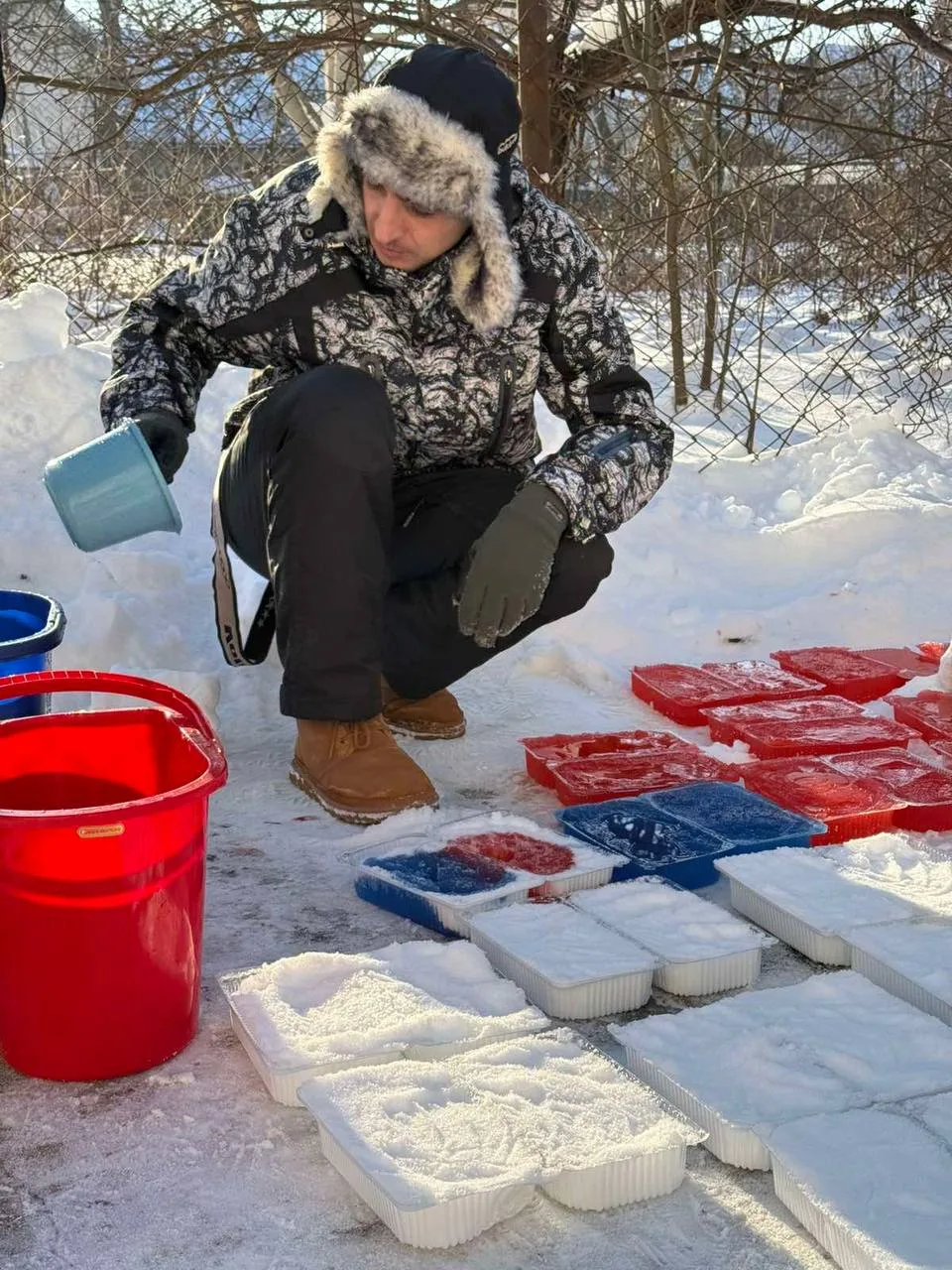 Людина робить кригу з води на морозі