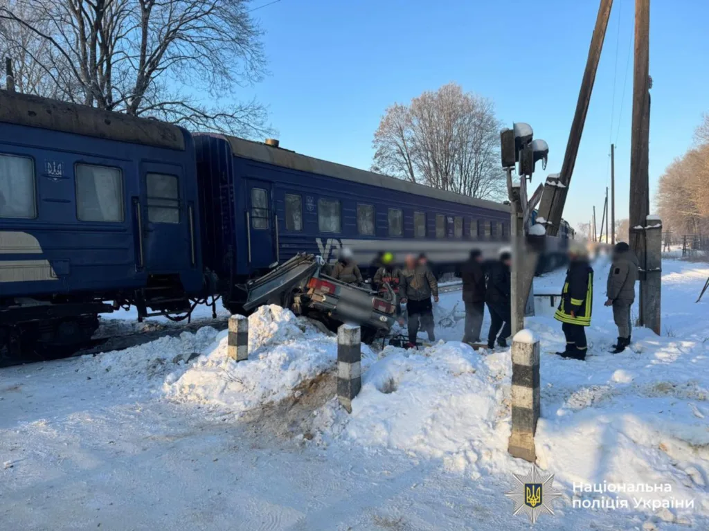ДТП поїзда з автомобілем на залізничному переїзді